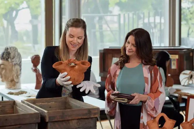 We at Survived The Shows had the pleasure of chatting with actress Raquel Gardner, who plays Margot, about her experience in Hallmark's Love in Zion National: A National Park Romance and what fans can expect. Check out the full interview in the article below!