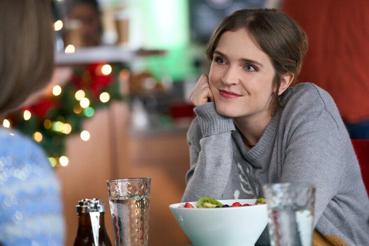 EXCLUSIVE INTERVIEW: Star Jess Brown on her character Journey on Hallmark’s Santa Tell Me – WATCH